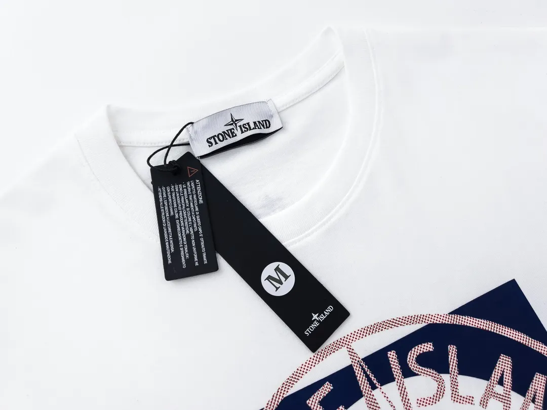 W615#P110💰 [Stone lsland/Stone Island summer new short-sleeved T-shirt with big compass print on the chest] ⚠️[Original creation with high control of details] - Made of 260 grams of combed cotton with 32-count double yarn, soft and comfortable to the touch, sweat-absorbent and breathable. - Simple, basic and versatile style, original quality, the first choice for couples. - Made in a large factory, four needles and five threads on the shoulder, neatly arranged, high quality workmanship. - Same style for men and women. Very versatile, one piece for everyone, details are clearly visible. Color: Black White Size: M L